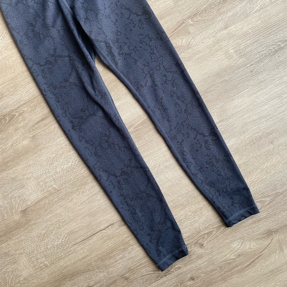 Anthropologie All Fenix Leggings Medium High Rise 7/8 Yoga Blue Snake Print - Picture 3 of 5